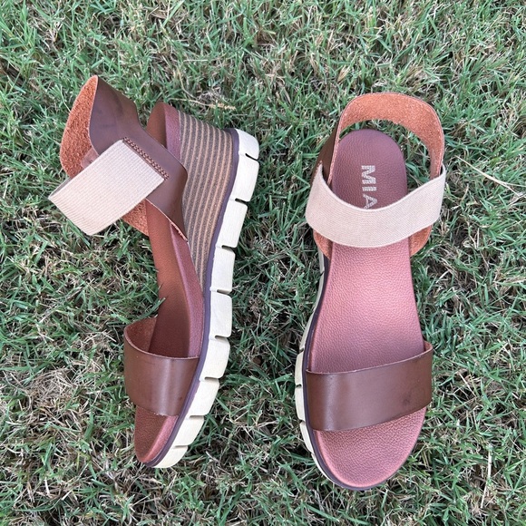 MIA women’s Adley wedge sandal in brown & tan Sz-7.5.  K - Picture 12 of 14